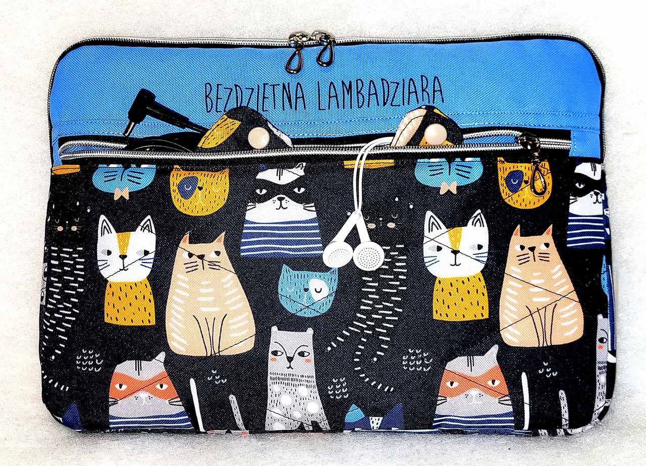 20230319_194418_Easy-Resize.com Pokrowiec na laptopa 13,3", motyw: koty, hasło: Bezdzietna lambadziara