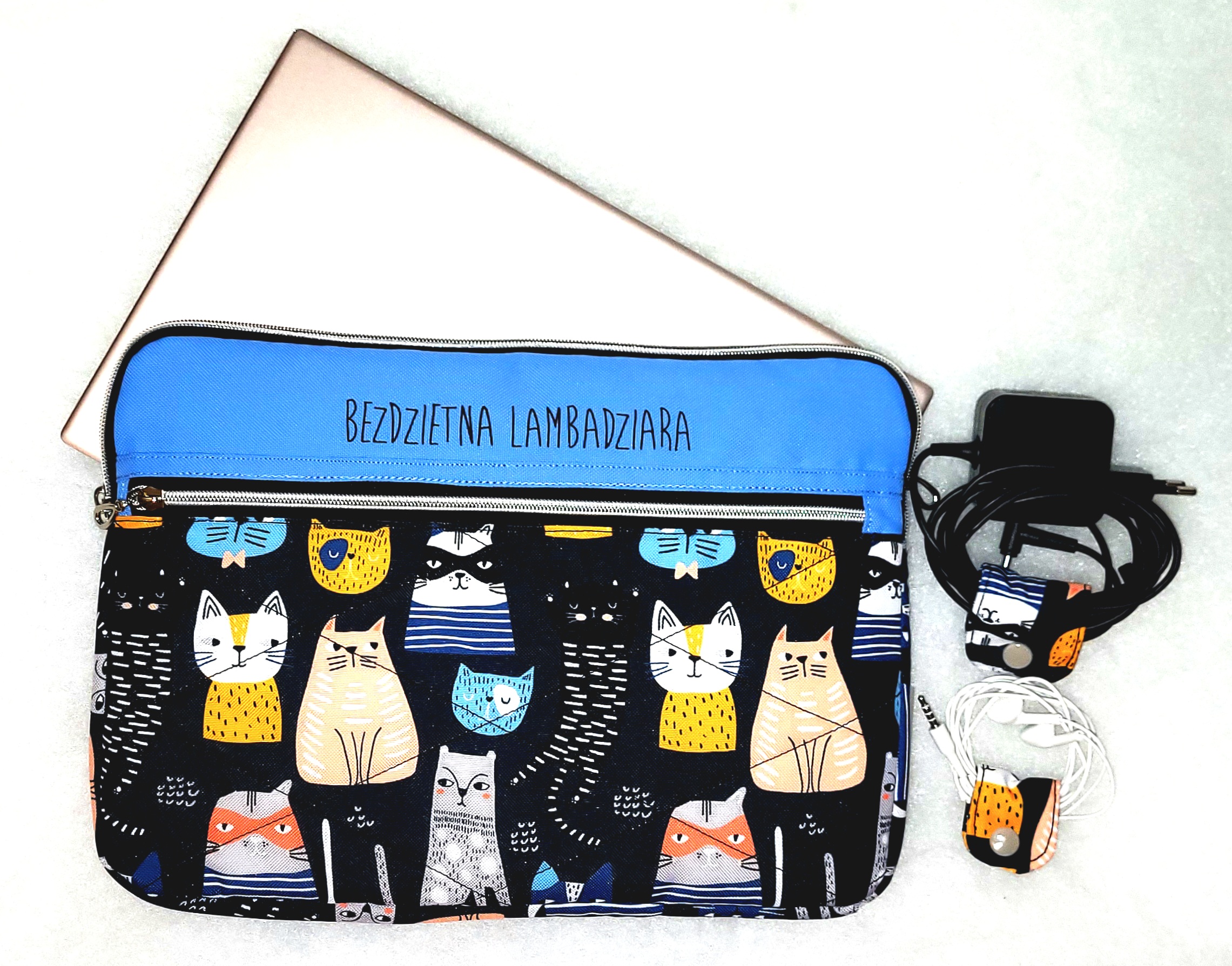 20230319_194754 Pokrowiec na laptopa 13,3", motyw: koty, hasło: Bezdzietna lambadziara